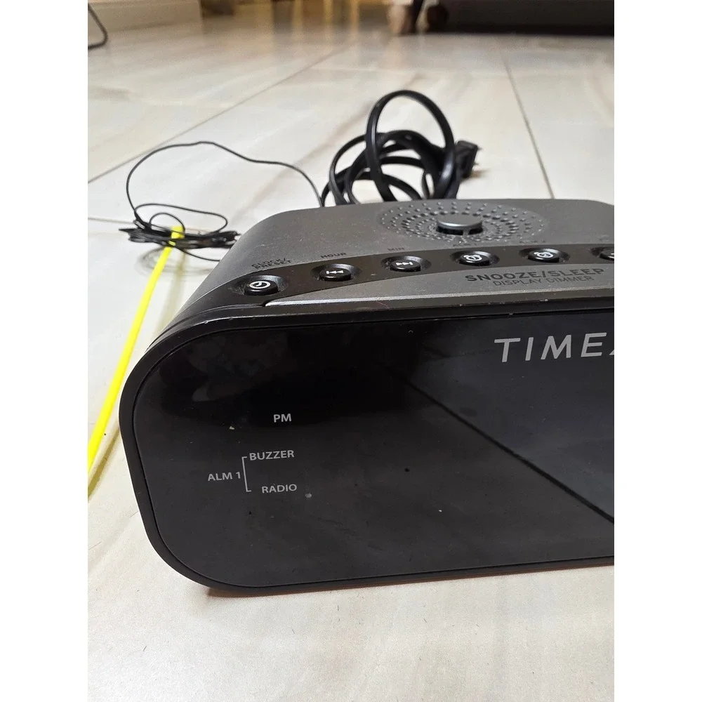 Timex T231Y Dual Alarm Clock Radio AM FM‎ Silver Black Digital Display Snooze F3